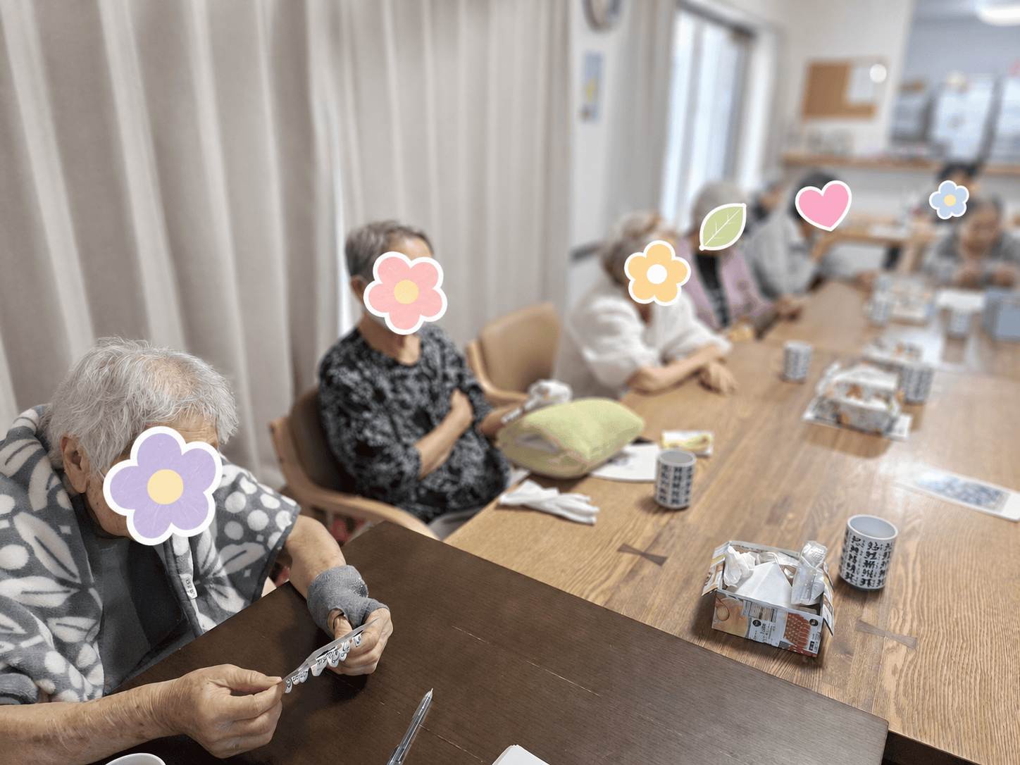 施設内で穏やかに過ごす利用者の様子